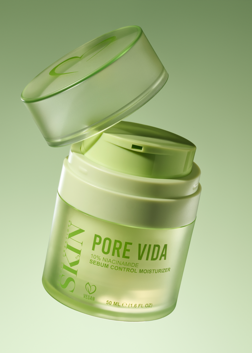 A green skincare jar labeled 'SKIN PORE VIDA' with its translucent cap off, shown on a soft green gradient background.