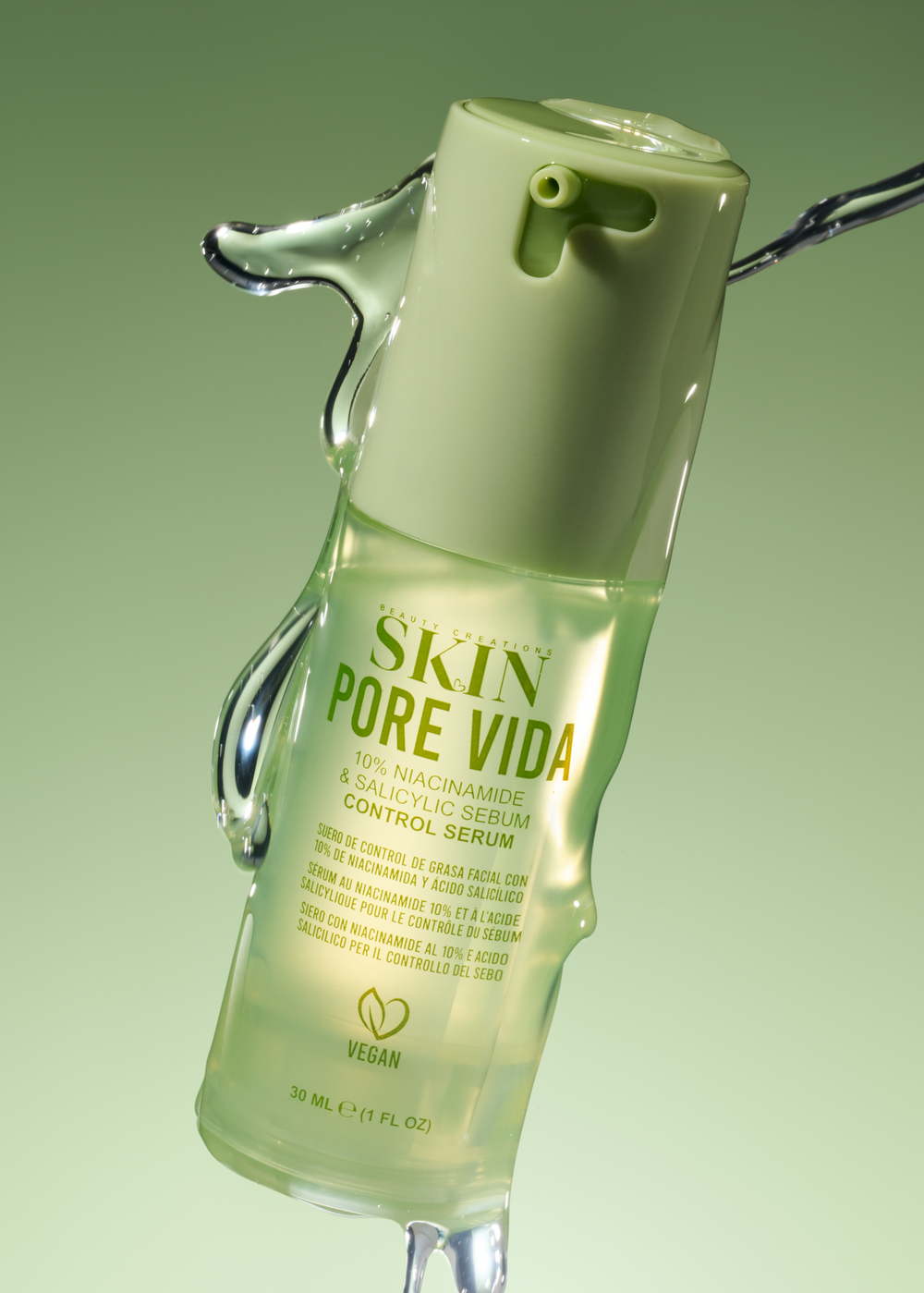 A 30 mL bottle of Skin Pore Vida 10% Niacinamide & Hyaluronic Control Serum, filled with a pale yellow-green liquid and featuring a translucent light green cap, set against a matching light green gradient background with water droplets.